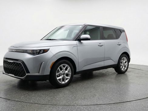 Used 2025 Kia Soul LX w/ LX Technology Package FWD image 3