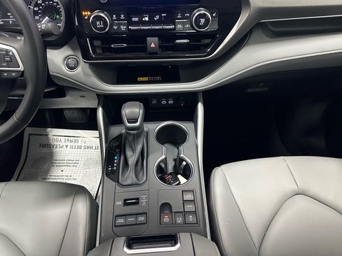 Used 2025 Toyota Highlander XLE image 39
