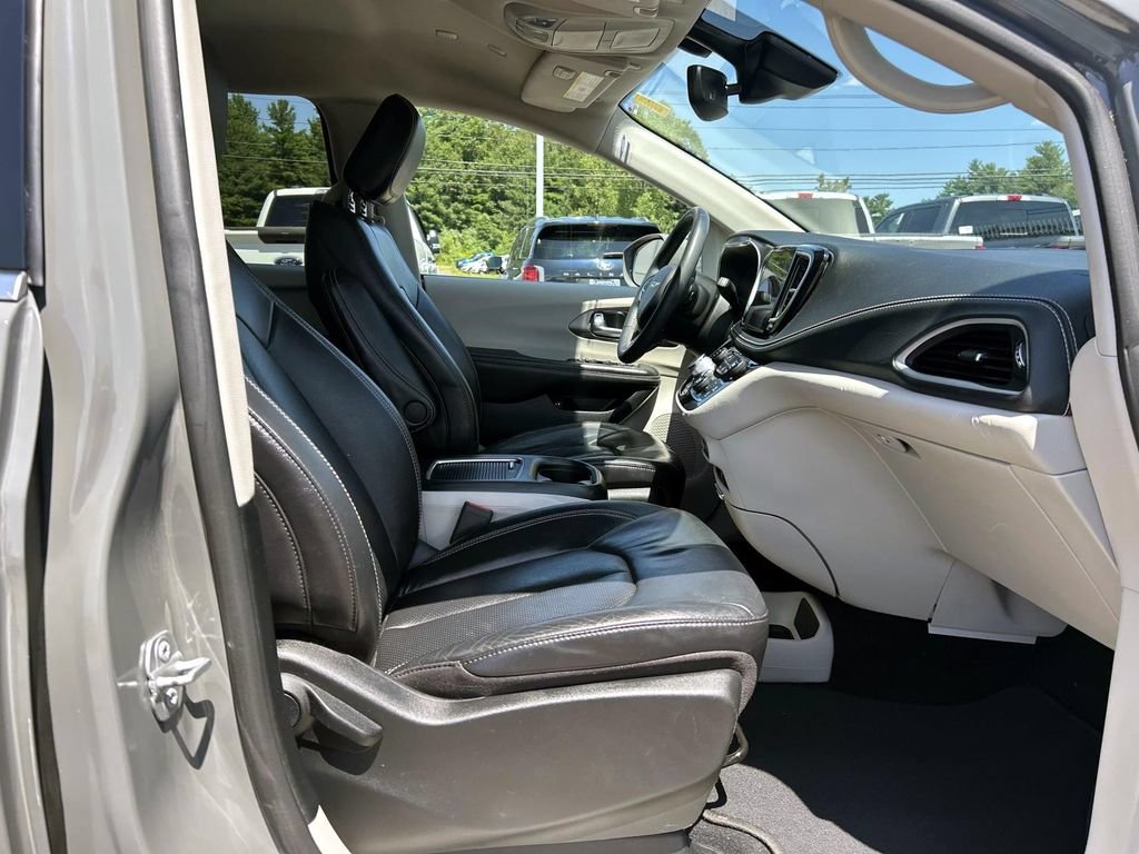 Used 2022 Chrysler Pacifica Touring-L FWD image 19