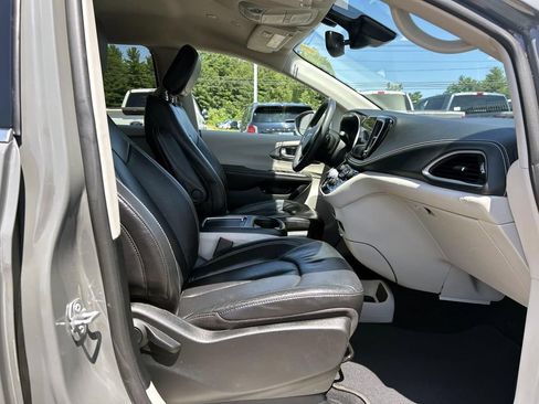 Used 2022 Chrysler Pacifica Touring-L FWD image 19