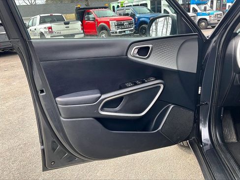 Used 2023 Kia Soul LX w/ LX Technology Package FWD image 18
