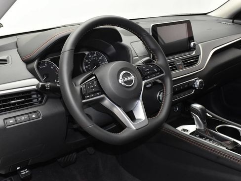 Used 2025 Nissan Altima 2.5 SR FWD image 16