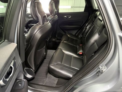 Used 2018 Volvo XC60 T5 Momentum w/ Vision Package image 11