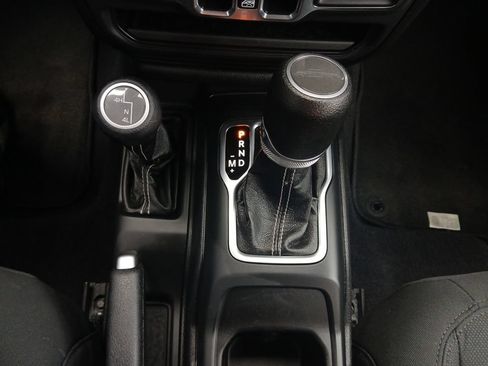 Used 2023 Jeep Gladiator Overland AWD/4WD image 10