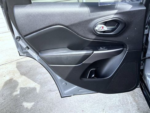 Used 2019 Jeep Cherokee Limited image 21