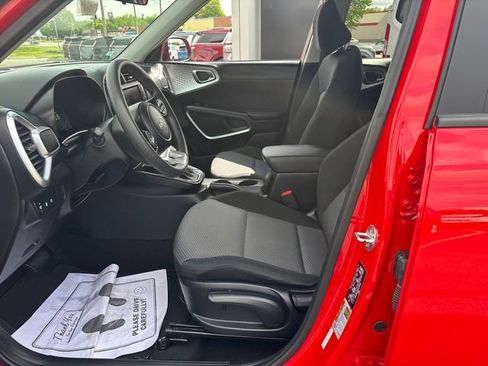 Used 2023 Kia Soul LX w/ LX Technology Package FWD image 12