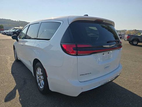 Used 2023 Chrysler Pacifica Touring-L FWD image 2