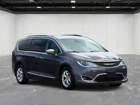 Used 2017 Chrysler Pacifica Limited w/ UConnect Theater Package FWD image 7