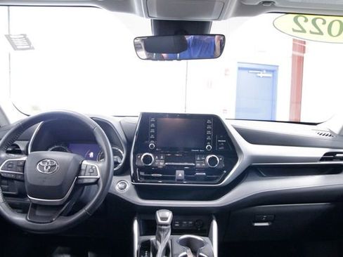 Used 2022 Toyota Highlander XLE AWD/4WD image 16