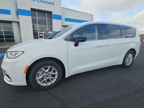 Used 2024 Chrysler Pacifica Touring-L image 2