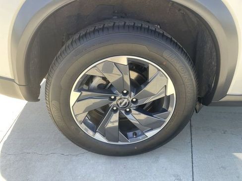 Used 2024 Nissan Rogue SV FWD image 32
