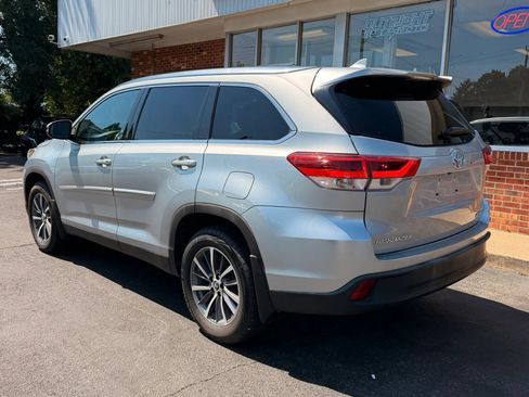 Used 2019 Toyota Highlander XLE AWD/4WD image 2