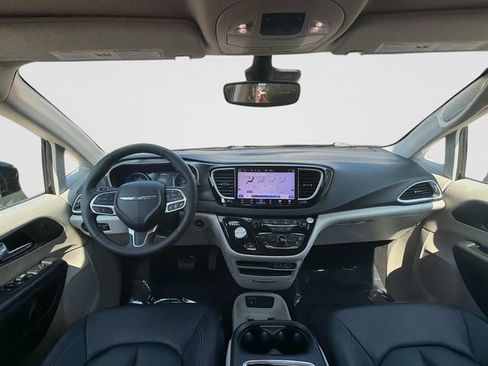 Used 2024 Chrysler Pacifica Touring-L FWD image 22
