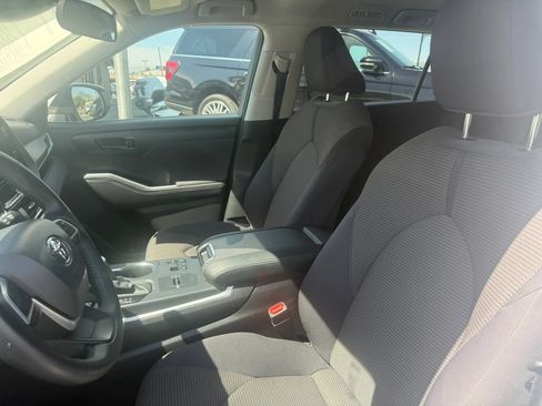 Used 2025 Toyota Highlander LE FWD image 17