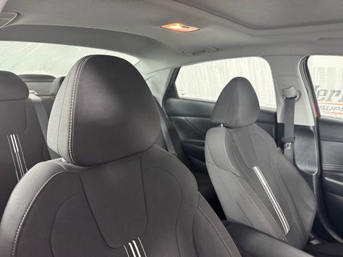 Used 2025 Hyundai Elantra SEL image 31