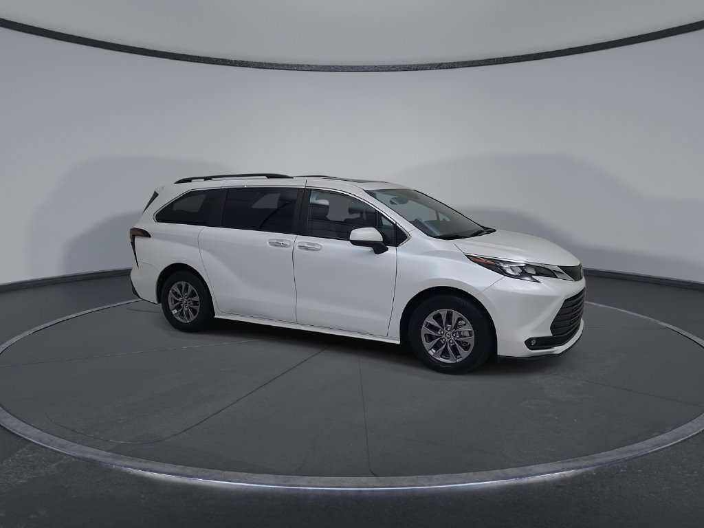 Used 2025 Toyota Sienna XLE FWD image 2