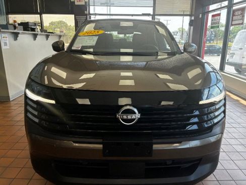 Used 2025 Nissan Kicks SV w/ Illumination Package FWD image 5