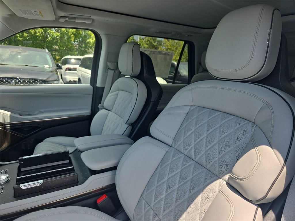 New 2027 Lincoln Navigator Black Label RWD image 17