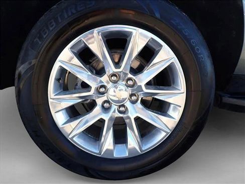 Used 2023 Chevrolet Suburban Premier image 8