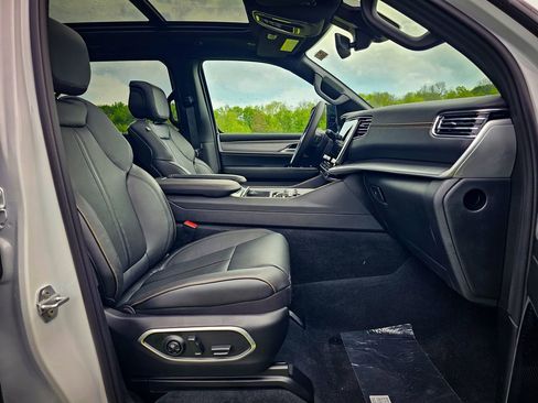 New 2026 Jeep Grand Wagoneer 4WD image 42