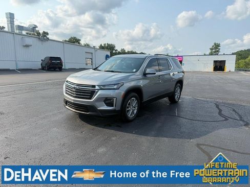 Used 2023 Chevrolet Traverse LT FWD image 2