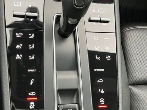 Used 2023 Porsche Macan w/ Premium Package Plus image 34