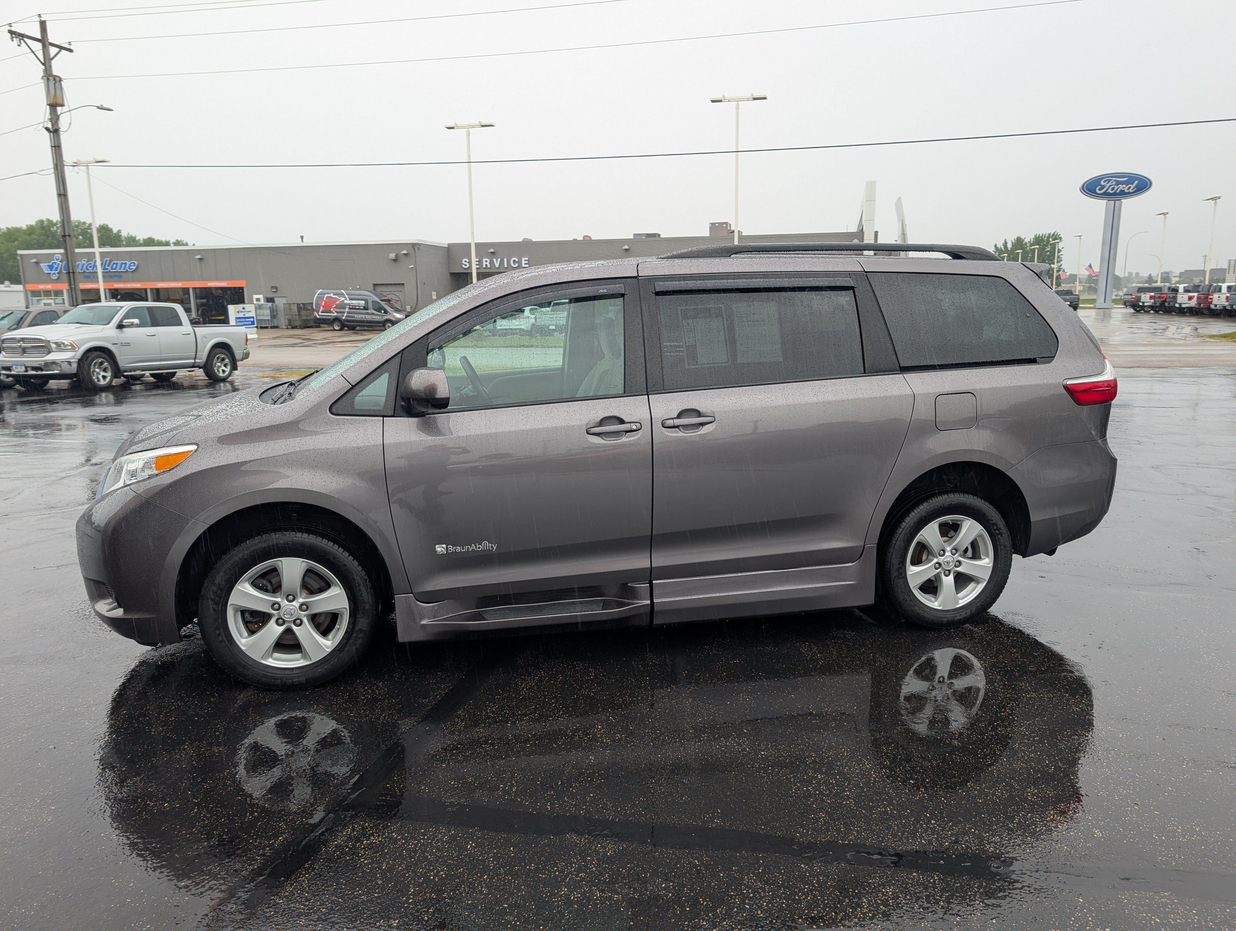 Used 2015 Toyota Sienna LE FWD image 5