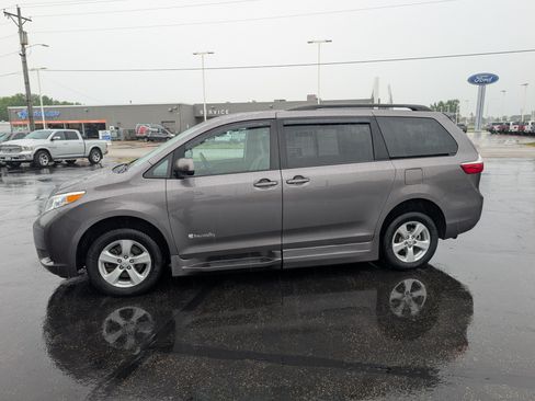 Used 2015 Toyota Sienna LE FWD image 5