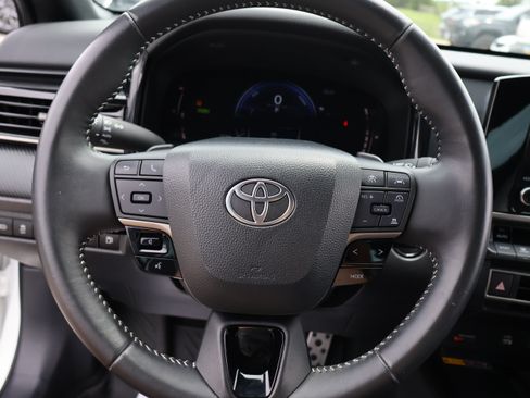 Used 2025 Toyota Camry SE FWD image 32