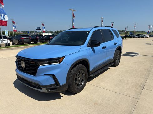 Used 2024 Honda Pilot TrailSport image 1