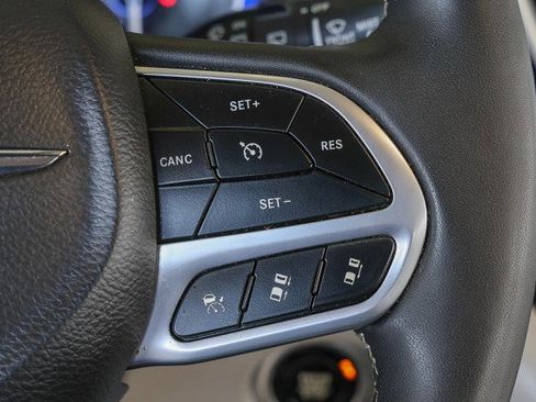 Used 2023 Chrysler Pacifica Touring-L FWD image 21