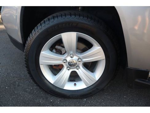 Used 2014 Jeep Compass Latitude FWD image 17