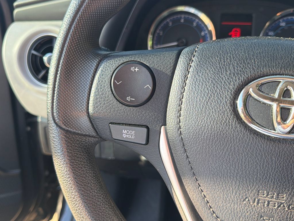 Used 2018 Toyota Corolla LE FWD image 14