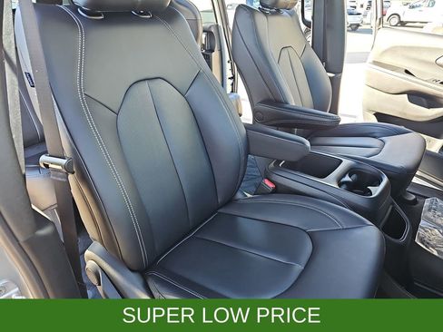 New 2026 Chrysler Pacifica Select image 10