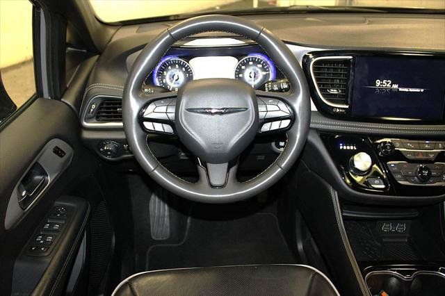 Certified 2025 Chrysler Pacifica Limited FWD image 10