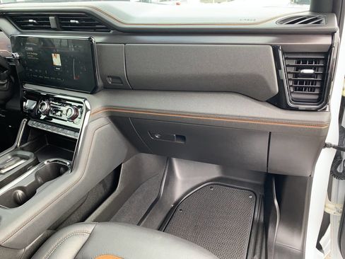 Used 2025 GMC Sierra 2500 AT4 image 29