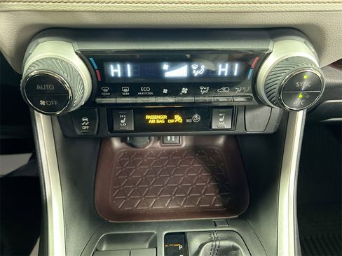 Used 2019 Toyota RAV4 Limited image 17