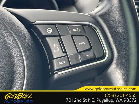 Used 2018 Jaguar F-PACE Premium image 33