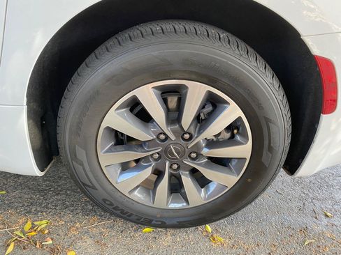 Used 2024 Chrysler Pacifica Limited FWD image 11