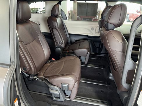Used 2024 Toyota Sienna Platinum image 11