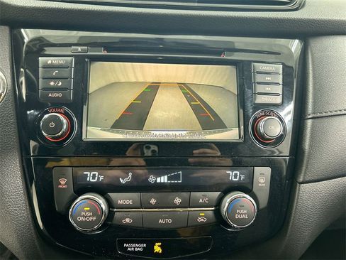 Used 2018 Nissan Rogue SV image 15