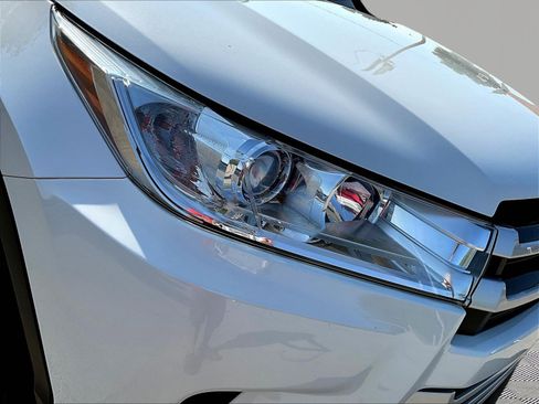 Used 2019 Toyota Highlander XLE AWD/4WD image 33