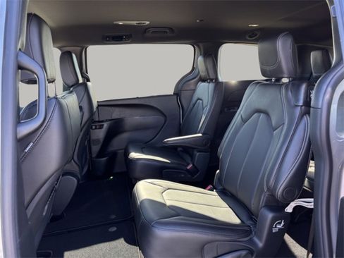 New 2026 Chrysler Pacifica Select image 22