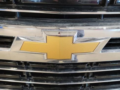 Used 2024 Chevrolet Suburban LT image 18