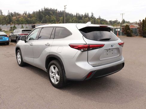 Used 2021 Toyota Highlander LE AWD/4WD image 7