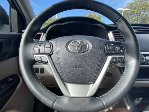 Used 2019 Toyota Highlander XLE image 26