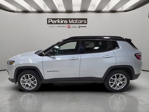 Certified 2025 Jeep Compass Limited AWD/4WD image 9
