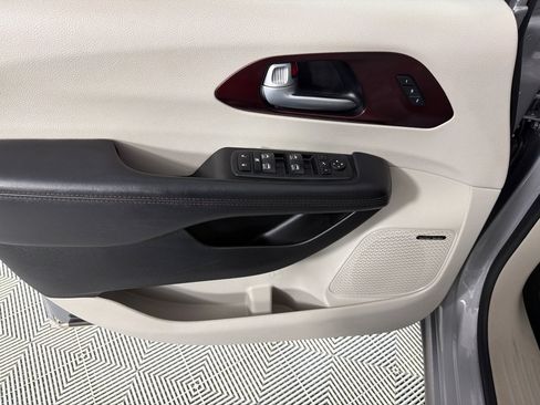 Used 2017 Chrysler Pacifica Limited FWD image 11