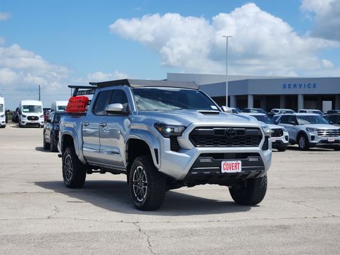 Used 2024 Toyota Tacoma TRD Sport AWD/4WD image 3