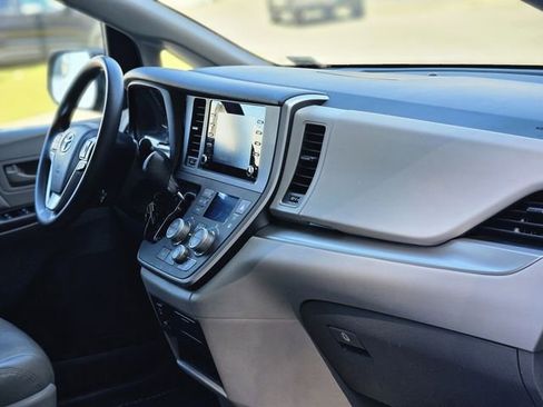 Used 2020 Toyota Sienna L image 13